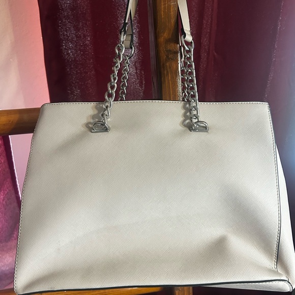 Elegant Cream Tote Bag with Chain Straps. Guess brand like new - Picture 1 of 3
